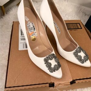 Manolo Blahnik White Embellished Hangisi Pointed-Toe Pump 39.5